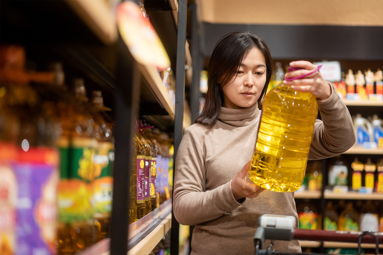 Vrouw Koopt Zonnebloemolie Vrouw Koopt Zonnebloemolie