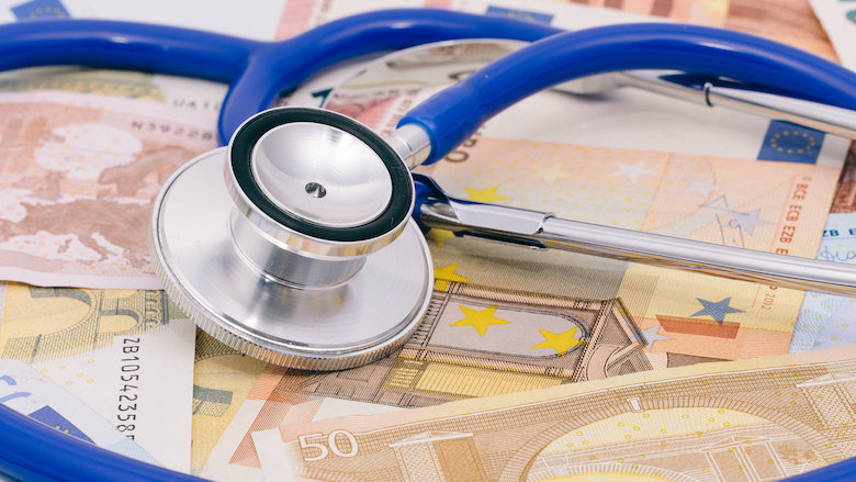 231221 Stethoscoop op geld.jpg