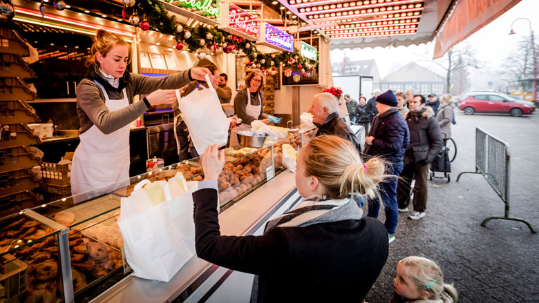 oliebollen-pinnen-kraam-780-anp.jpg oliebollen-pinnen-kraam-780-anp.jpg