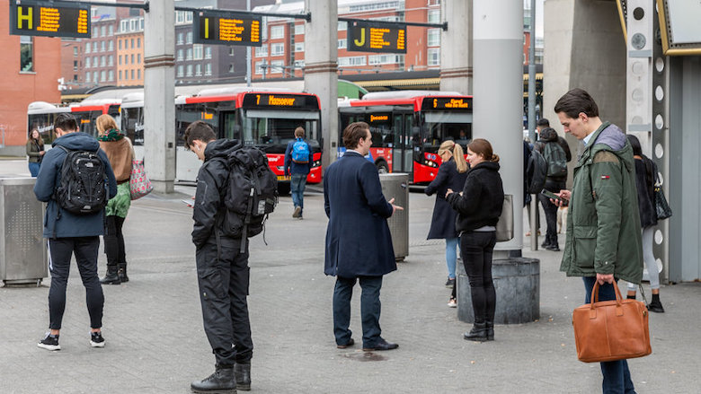 19082021 mensen op telefoon.jpg 19082021 mensen op telefoon.jpg