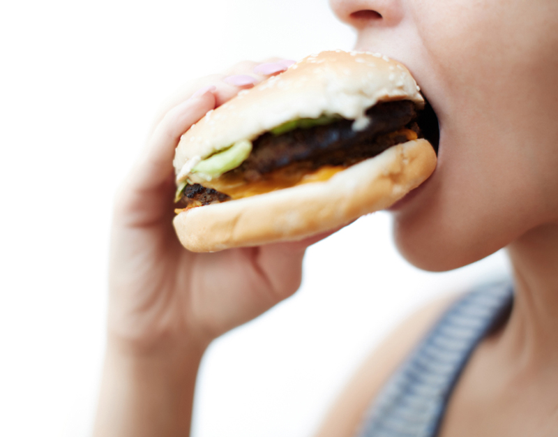 hamburger_eten_gezicht_vrouw800.jpg hamburger_eten_gezicht_vrouw800.jpg