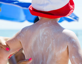 zonnebrand_insmeren_zon312.jpg zonnebrand_insmeren_zon312.jpg