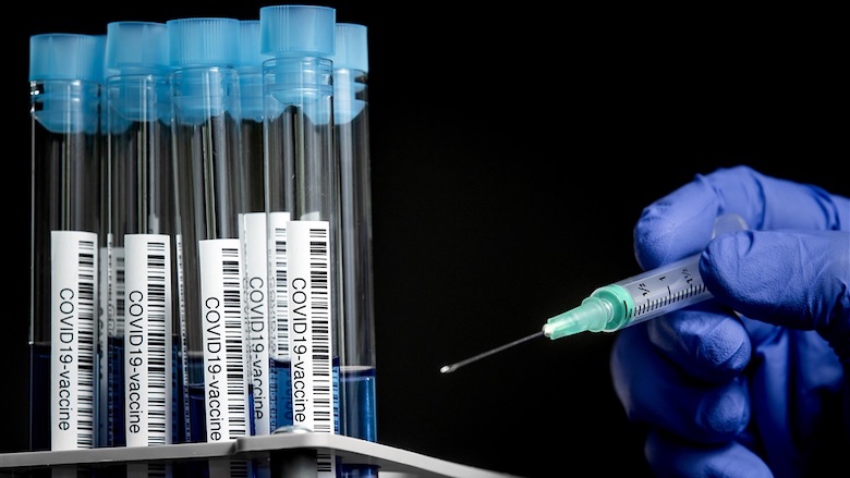 14102020 coronavaccin op de markt.jpg