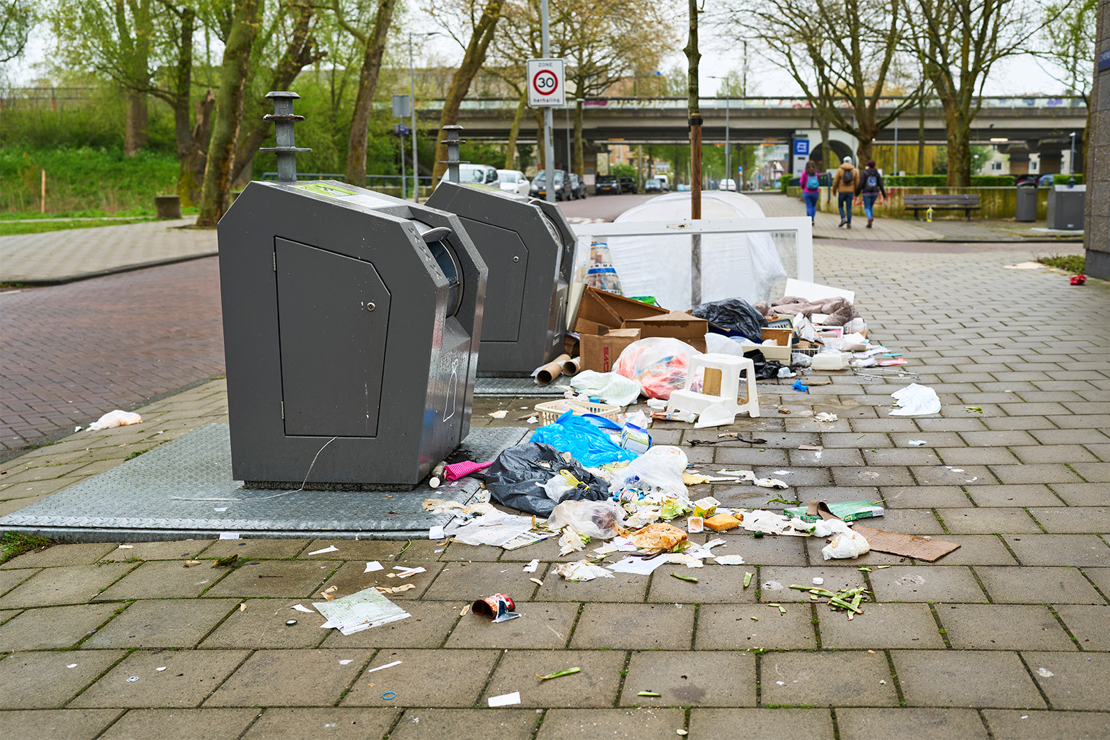 Vuilnis Naast Een Container