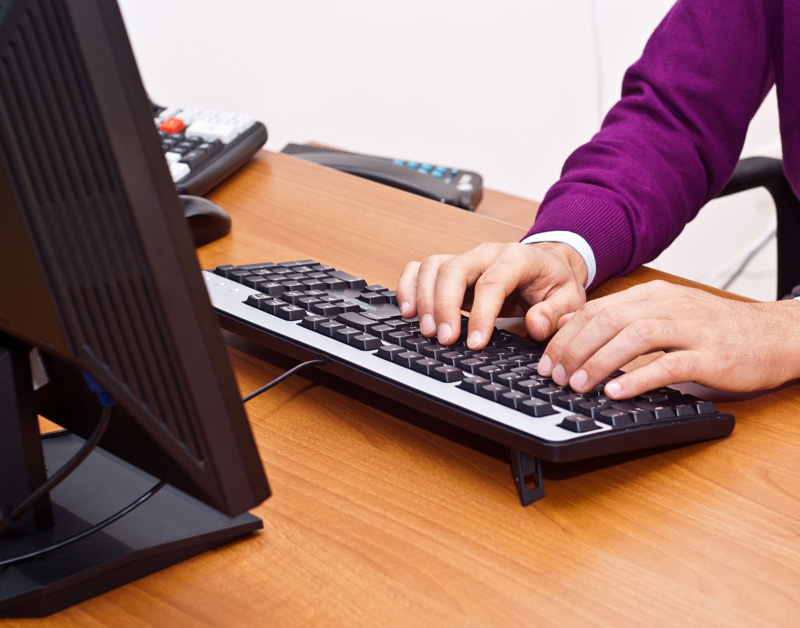 handen_laptop_toetenbord_computer_800.jpg handen_laptop_toetenbord_computer_800.jpg