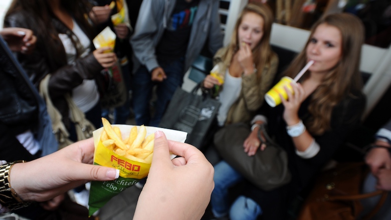 18032022-fastfood-jongeren.jpg 18032022-fastfood-jongeren.jpg