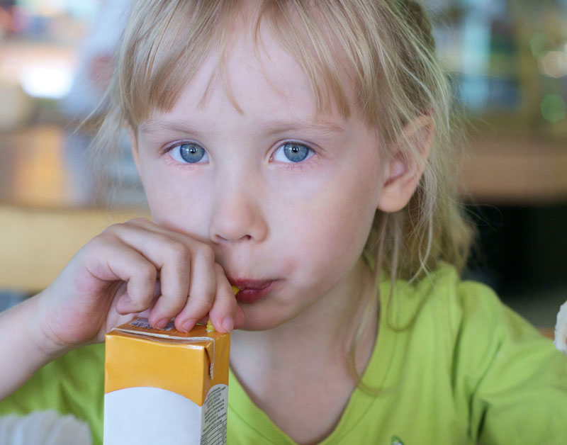 kind_drinken_pakje_suiker_628.jpg kind_drinken_pakje_suiker_628.jpg