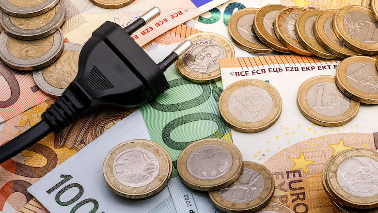 050122 Stopcontact bij geld.jpg