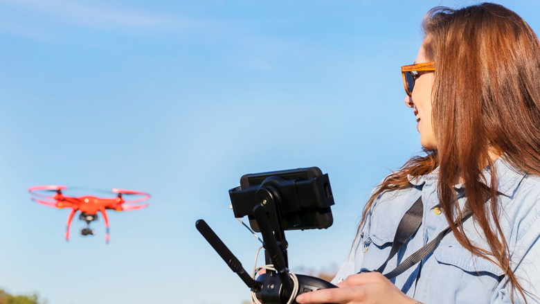 drone_vrouw_buiten_123rf_780.jpg drone_vrouw_buiten_123rf_780.jpg