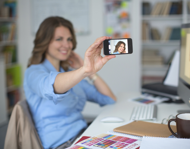 selfie-computer-vrouw800.jpg selfie-computer-vrouw800.jpg