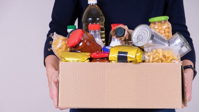 Doos met voedsel177945004_s.jpg