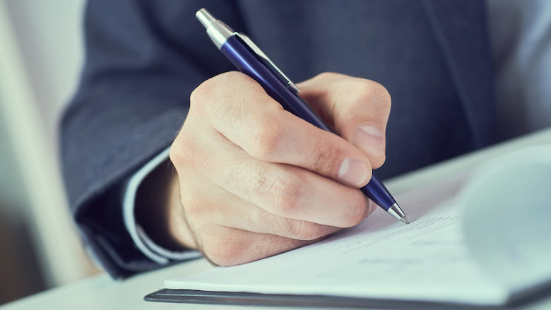 041021 man schrijft formulier.jpg