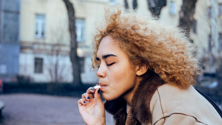 roken-buiten-jonge-vrouw-horeca-780.jpg