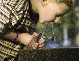 water_fontein_drinken_jongen_kind_312.jpg