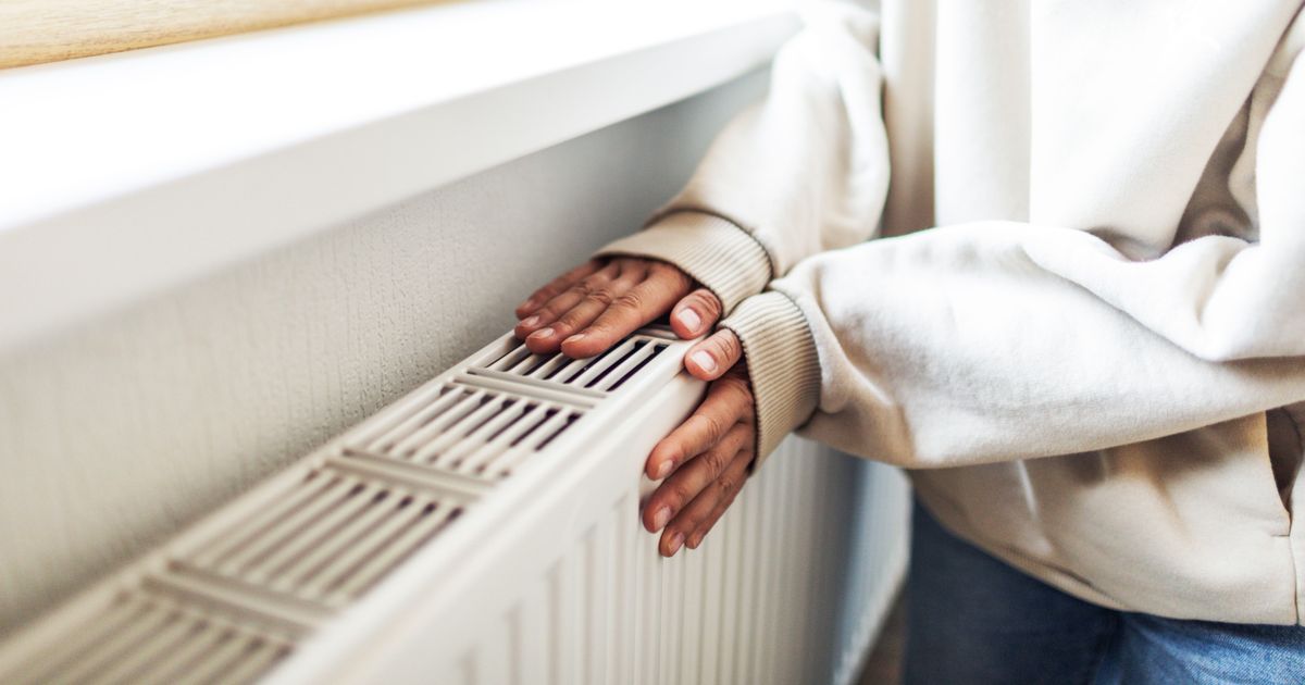 Besparen op je verwarming zonder in de kou te zitten: 10 tips