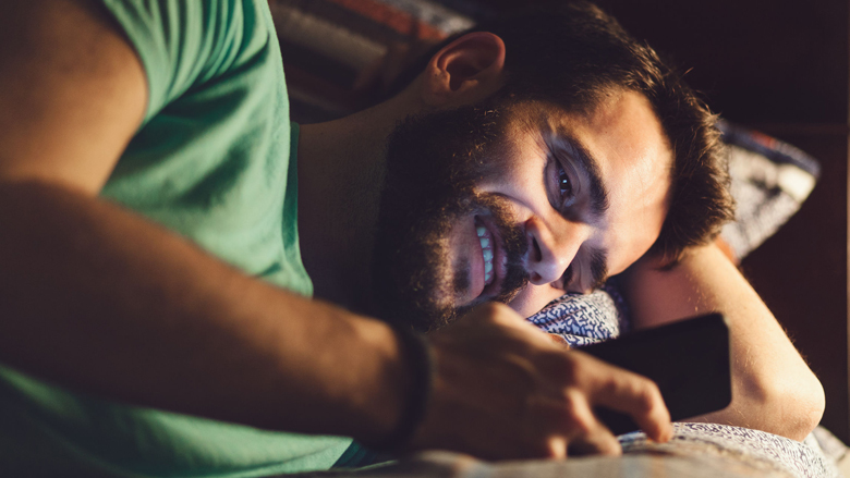 nachtmodus_man_telefoon_bed.jpg
