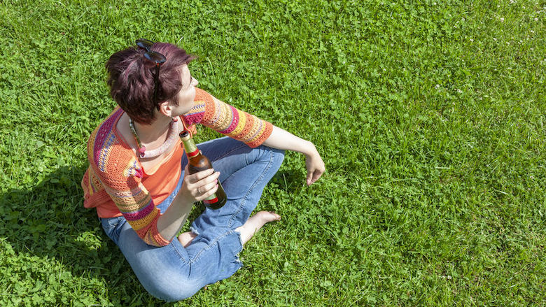 meisje bier park gras.jpg