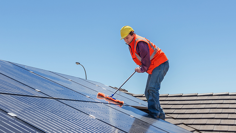 Zonnepanelen schoonmaken.jpg Zonnepanelen schoonmaken.jpg