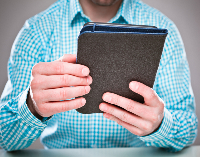 e-reader_man_800.jpg e-reader_man_800.jpg