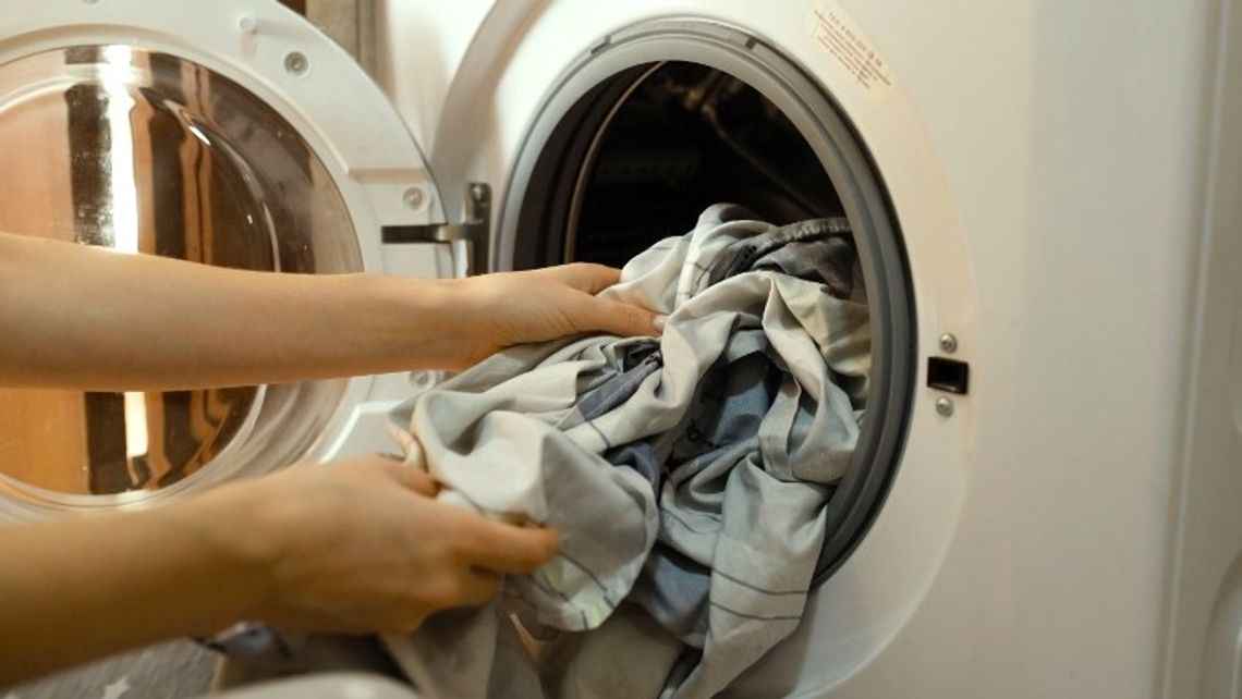 Deze truc voorkomt dat je dekbedovertrek alle was opslokt in de droger of wasmachine Radar