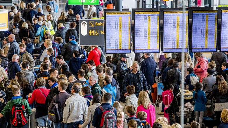 lange-wachtrijen-schiphol-vertraging-gemiste-vlucht-240417-780.jpg lange-wachtrijen-schiphol-vertraging-gemiste-vlucht-240417-780.jpg