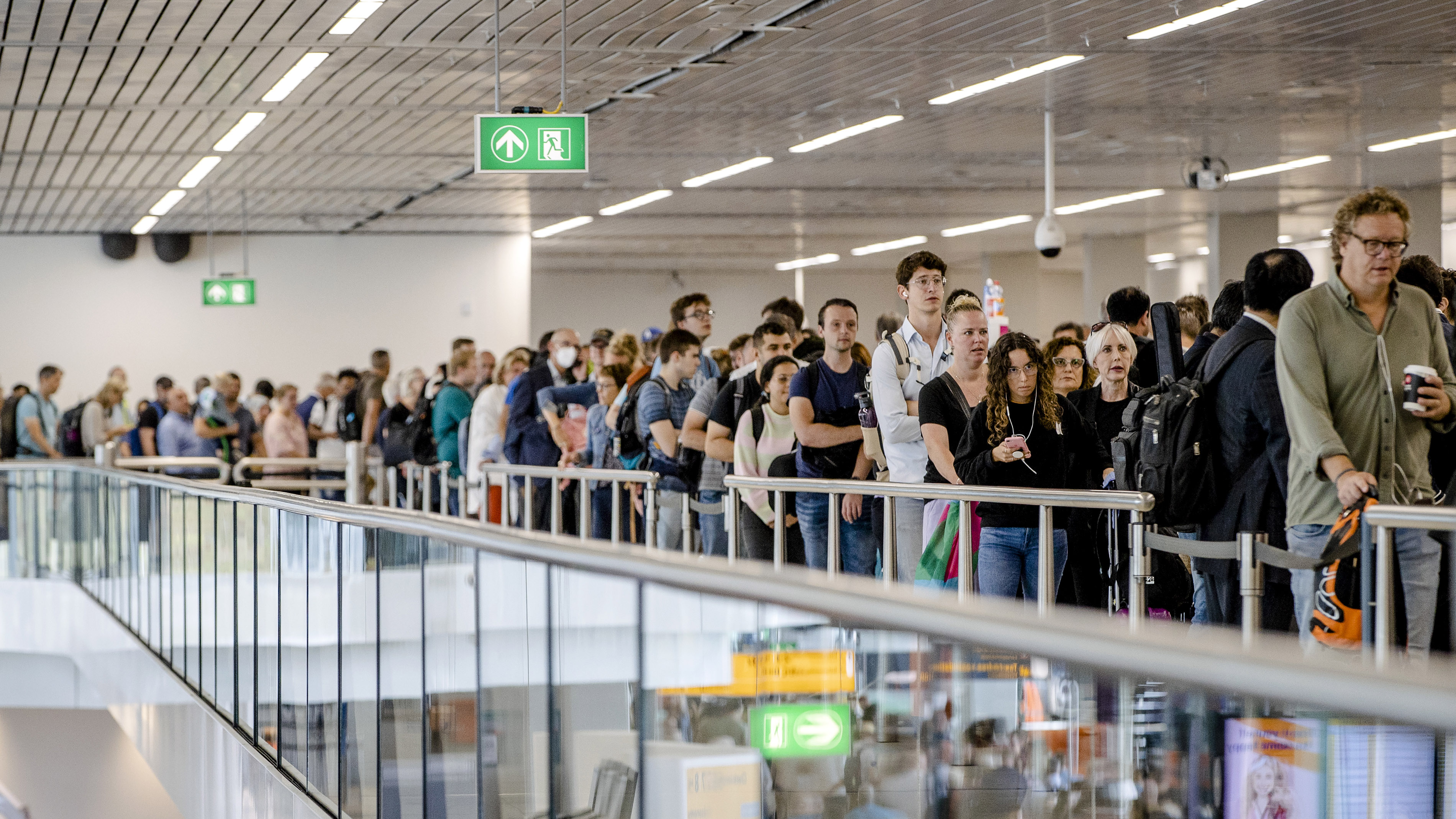 schiphol_security_rij.jpg schiphol_security_rij.jpg