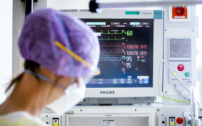 16022022verpleegster in ziekenhuis.jpg