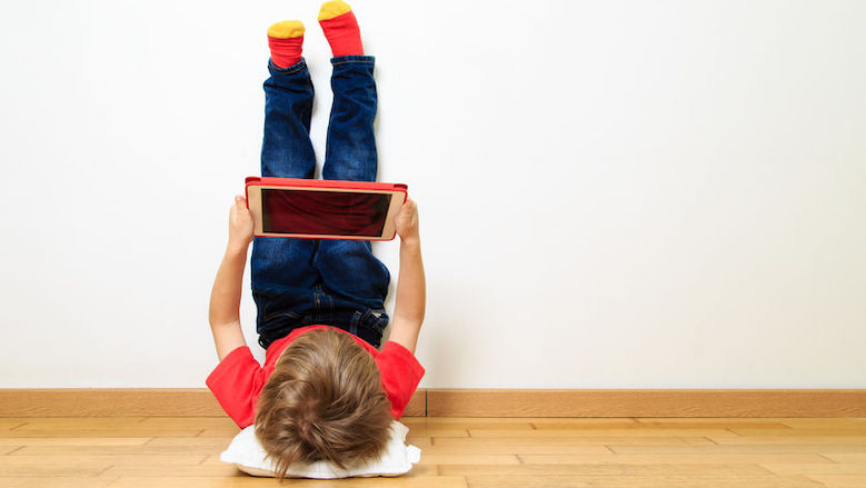 2020 3 31 kind met tablet.jpg 2020 3 31 kind met tablet.jpg