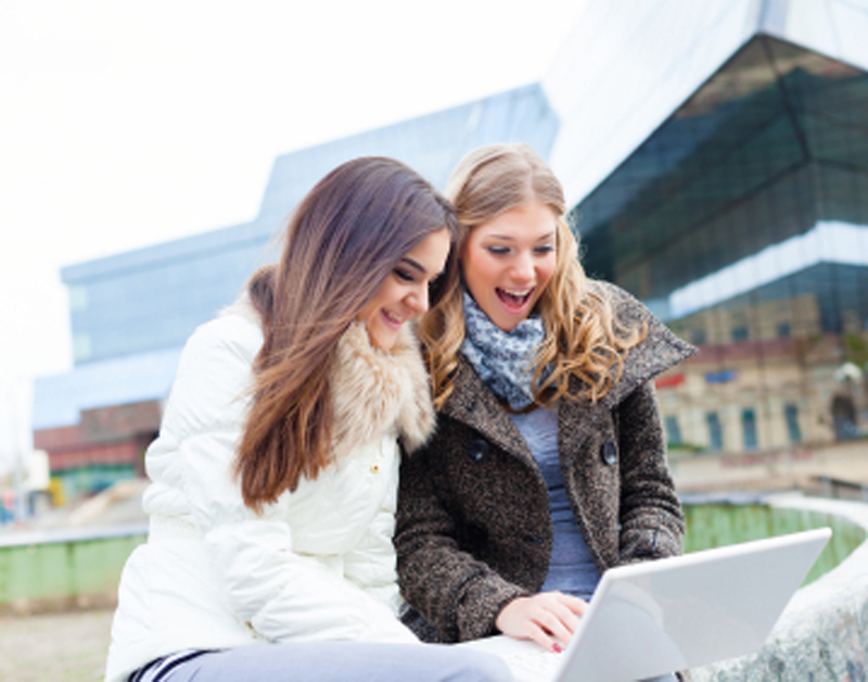 laptop_buiten_jongedames_800.jpg