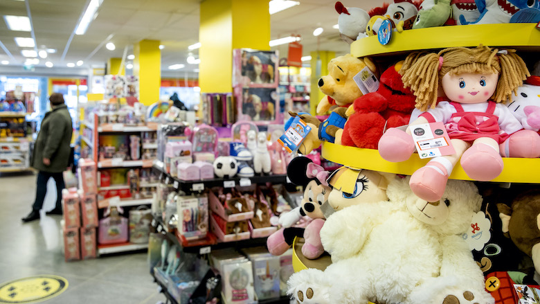 21-9-25-speelgoedketens-cadeau-kerst-sinterklaas-vertraging-leveringsproblemen-ANP-425630815.jpg 21-9-25-speelgoedketens-cadeau-kerst-sinterklaas-vertraging-leveringsproblemen-ANP-425630815.jpg