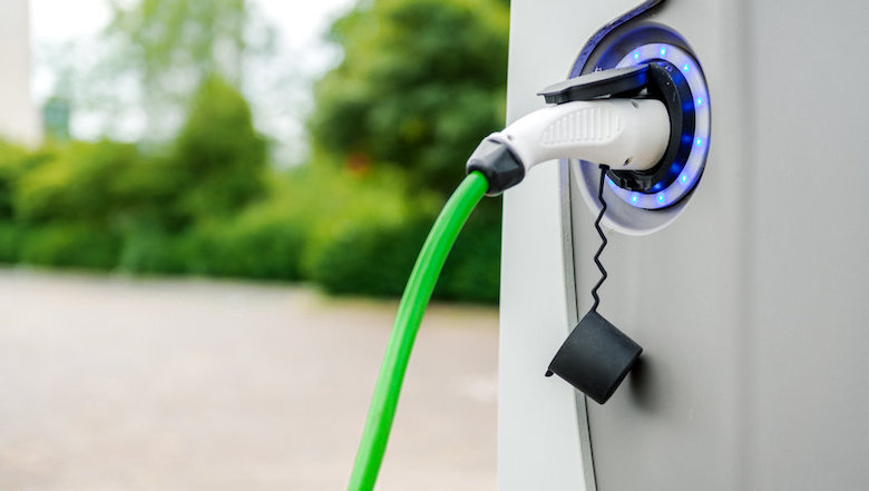 Opladen elektrische auto.jpg Opladen elektrische auto.jpg