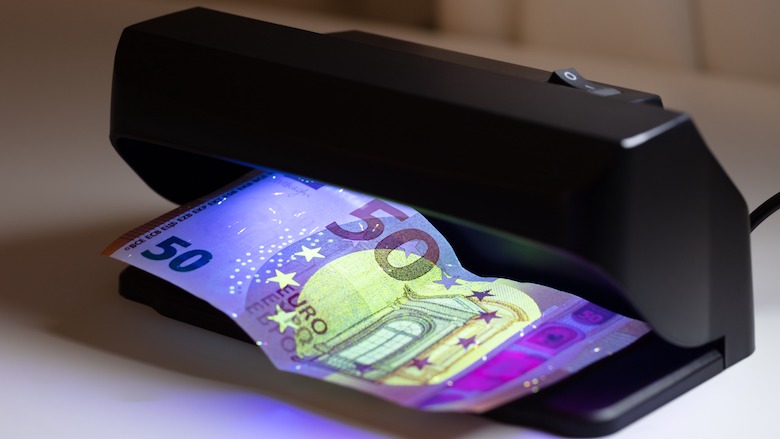 Vals geld checken-120820672_m.jpg Vals geld checken-120820672_m.jpg