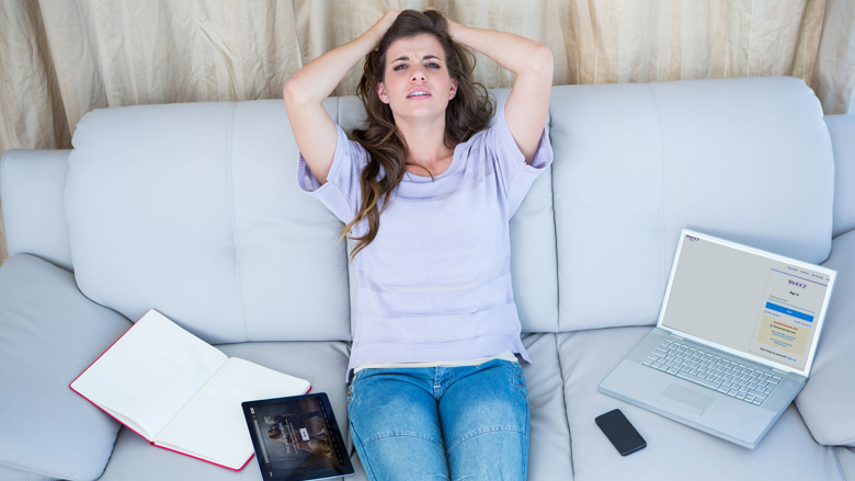 moedeloos_vrouw_bank_laptop_tablet_123rf_780.jpg moedeloos_vrouw_bank_laptop_tablet_123rf_780.jpg