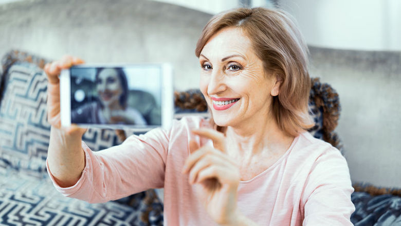 210419 selfie smartphone maken.jpg 210419 selfie smartphone maken.jpg