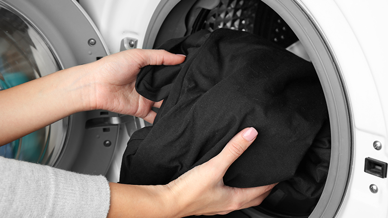 Met deze tips blijft jouw zwarte kleding langer zwart Radar het consumentenprogramma van AVROTROS