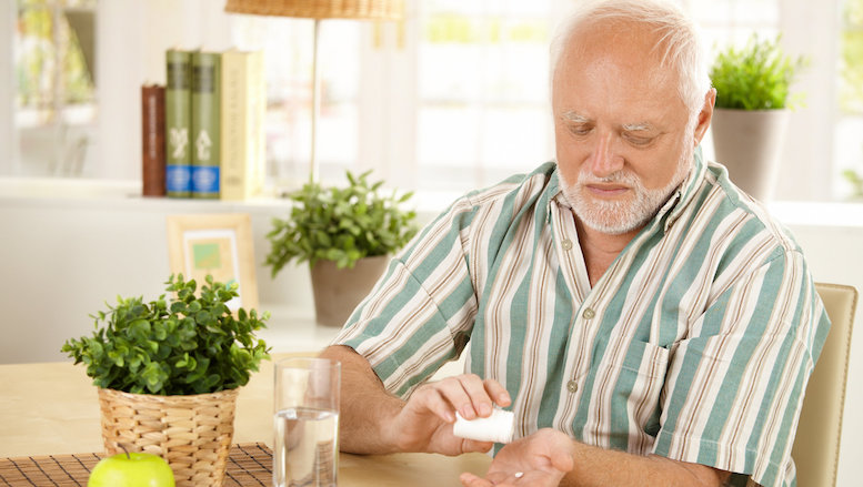 070222 Man slikt pillen.jpg