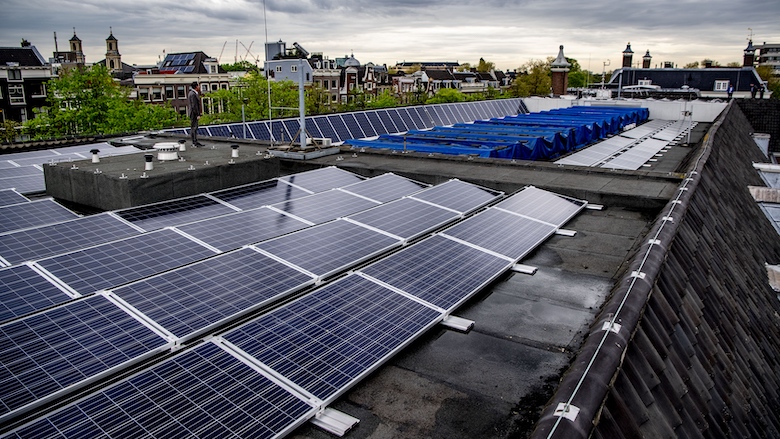 Zonnepanelen op dak.jpg Zonnepanelen op dak.jpg