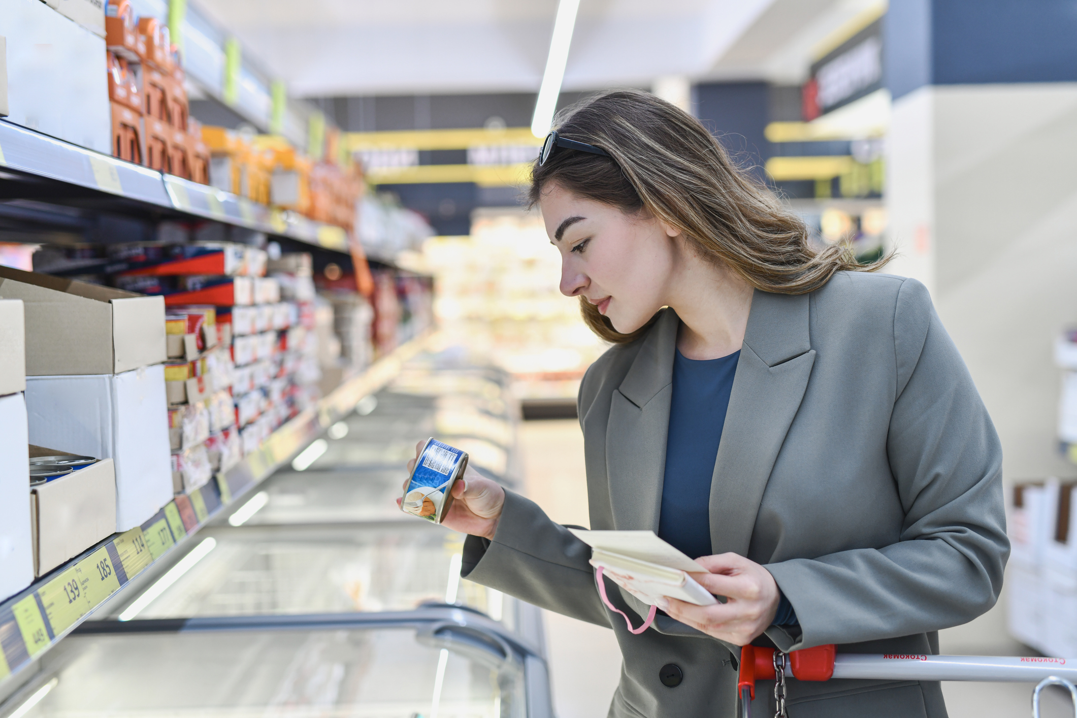 Vrouw Checkt of Er Een Eco Label Op Staat Vrouw Checkt of Er Een Eco Label Op Staat