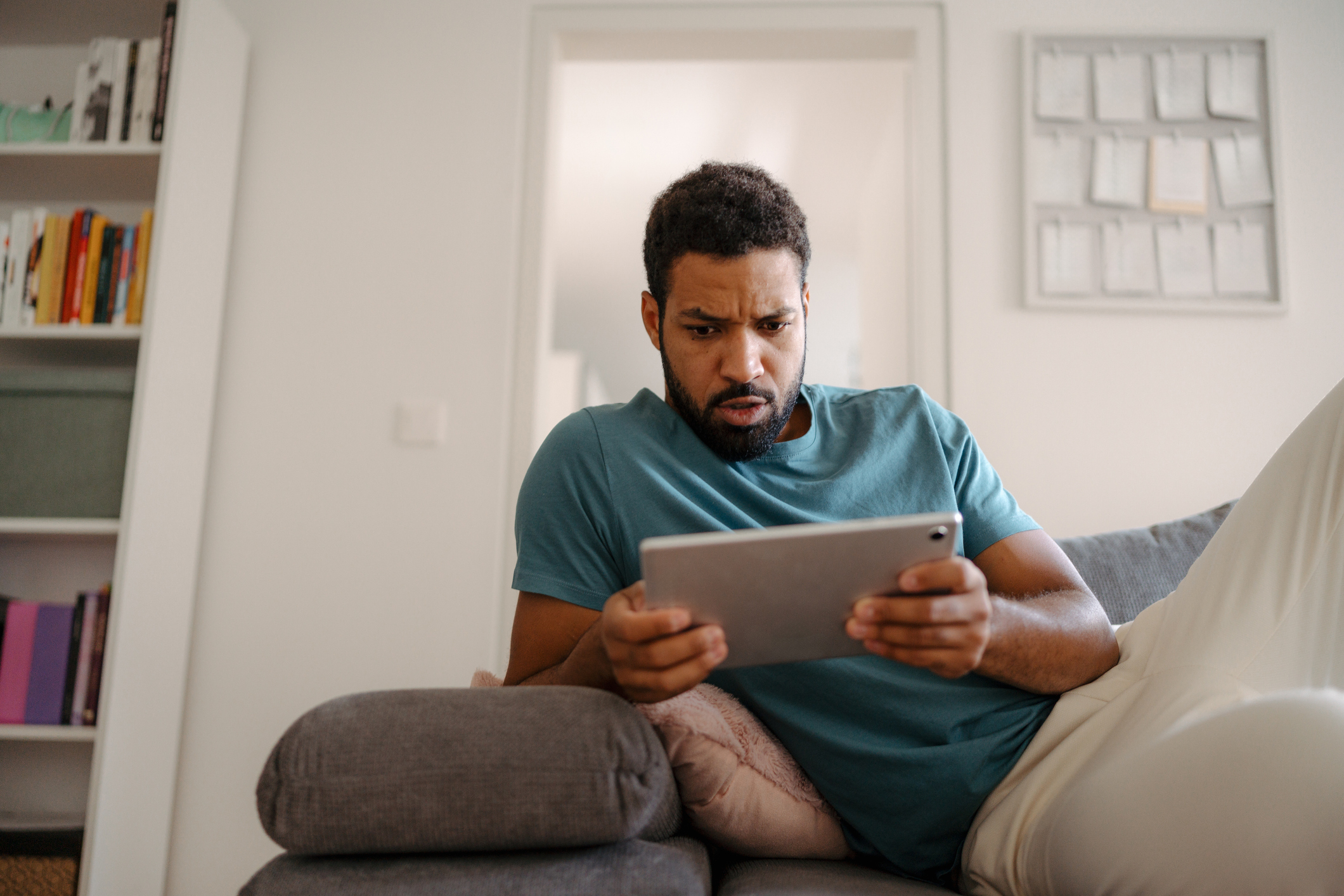 Persoon Kijkt Met Ongeloof Naar Scherm Persoon Kijkt Met Ongeloof Naar Scherm