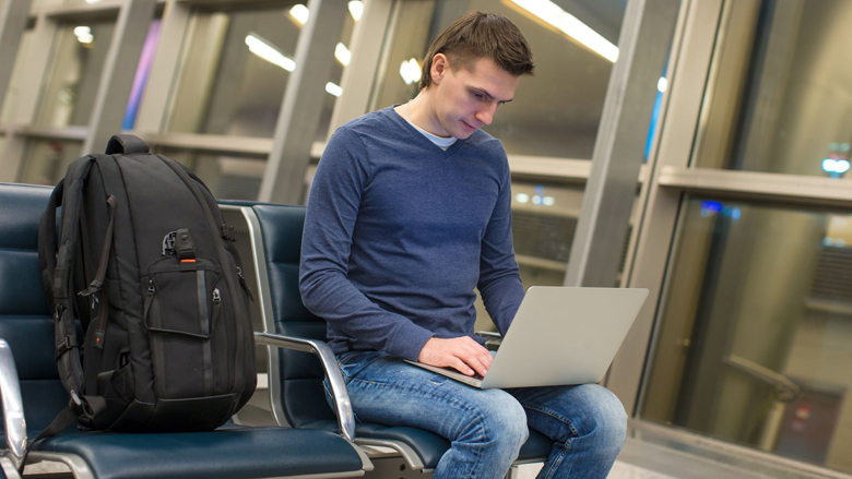 vliegveld_laptop_man_geconcentreerd_123rf_780.jpg