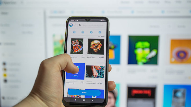 17022021 NFT op telefoon.jpg