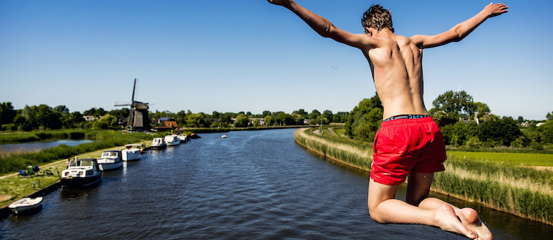 200623 jongen springt brug.jpg 200623 jongen springt brug.jpg