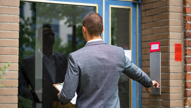 Deurwaarder 181021 aan de deur kopie.jpg