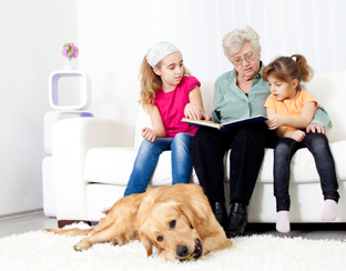 familie_oma_lezen_hond_huiskamer_bank_312.jpg