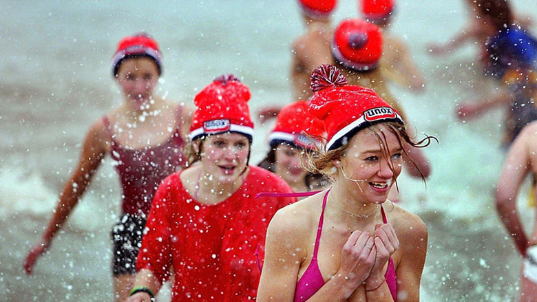 nieuwjaarsduik-aankleden-291217.jpg nieuwjaarsduik-aankleden-291217.jpg