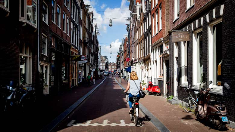 amsteram780.jpg amsteram780.jpg