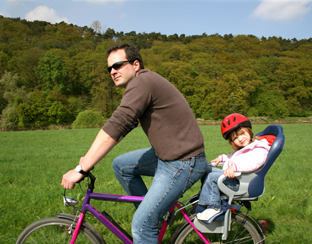 kind_fiets_zitje_achterop_vader_man_312.jpg