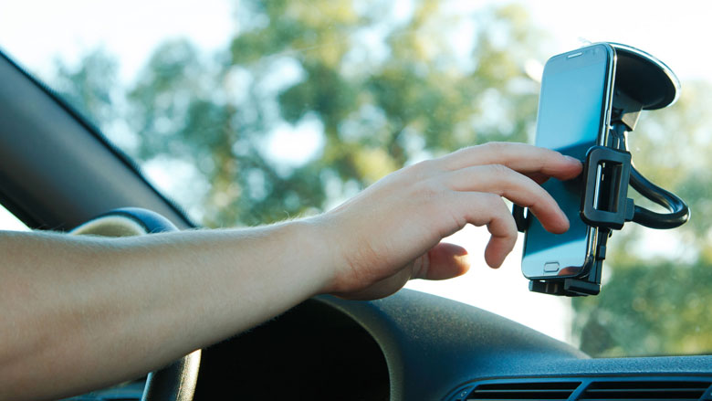 smartphone-in-houder-bedienen-ook-verboden.jpg smartphone-in-houder-bedienen-ook-verboden.jpg