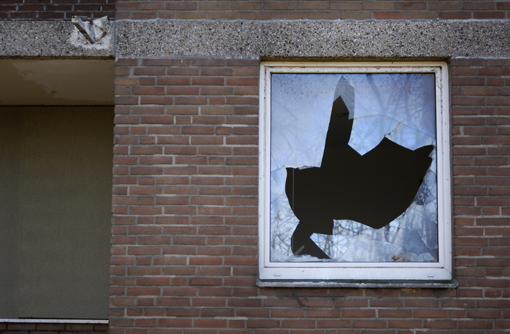vandalisme-kapot-raam-iets-door-ruit-gegooid