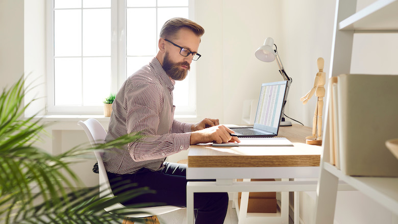man aan bureau180238470_l.jpg man aan bureau180238470_l.jpg